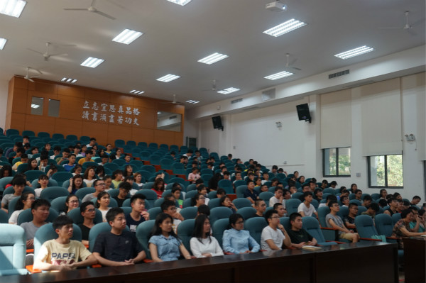 报告会现场